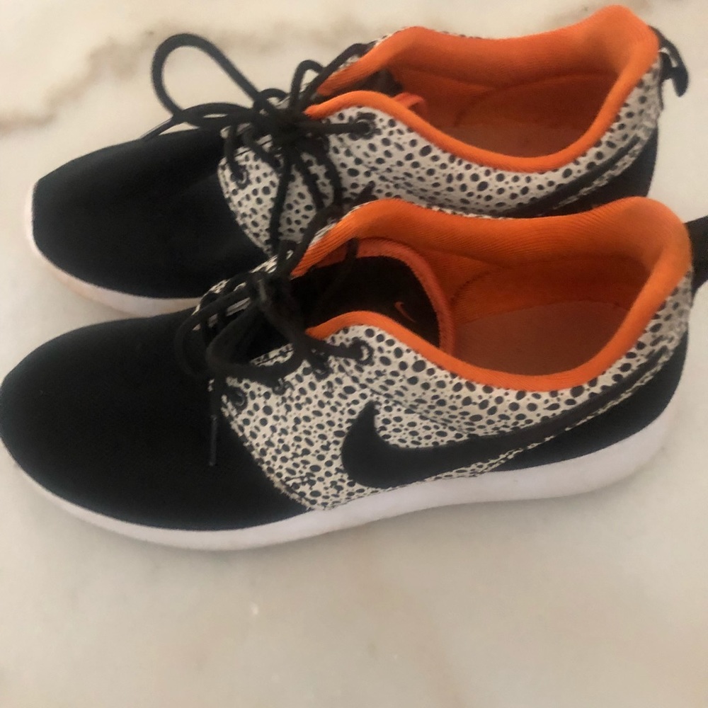 Nike Roshe (Boys 6)